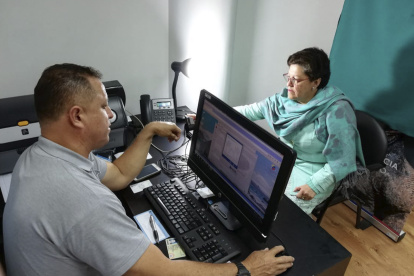 Una residente de Galápagos hizo el trámite la mañana de ayer.