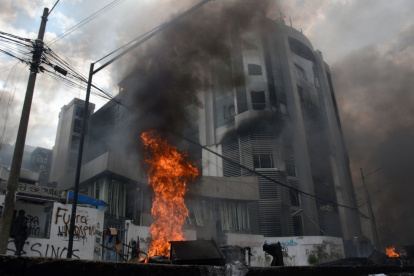 El incendió afectó el trabajo de 1.300 funcionarios y ocasionó la pérdida de documentos, mobiliario, cuadros patrimoniales y equipos de computación.
