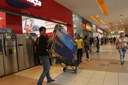En el centro comercial Mall del Sur, los locales de ropa y electrodomésticos, entre otros, se sumaron a los descuentos de Viernes Negro.