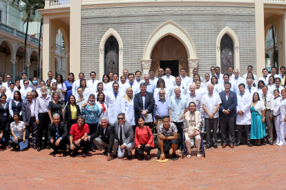 Al finalizar el acto, pacientes y médicos se tomaron una foto oficial.