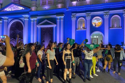 Grupos feministas llegan a la Plaza San Francisco tras la intervención "Un violador en tu camino".