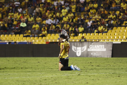 Empatía. Anangonó, del Aucas, consuela a Campana luego de la eliminación de Barcelona.