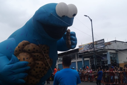 30 globos gigantes recorrieron la avenida Quito, la tarde del sábado 30 de noviembre.