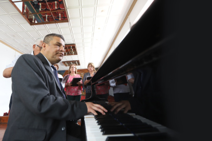 Vinicio, en la Casa de la Cultura, dirige un coro de adultos mayores.