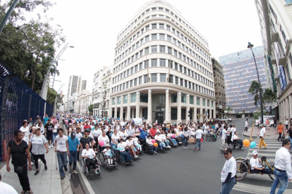 Decenas de discapacitados, junto a sus familias, recorrieron la avenida Malecón