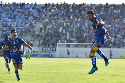 Bruno Piñatares (d) le dio un angustioso triunfo a los dirigidos por Fabián Bustos.