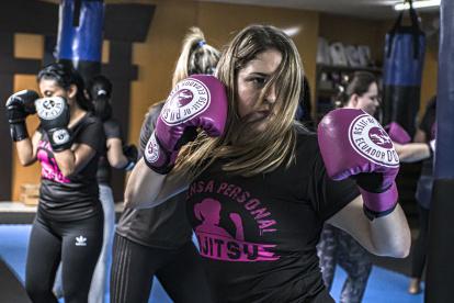 Alto. El programa Alto (@alto.ec), de BuShinDo Ju-Jitsu Ecuador, se enfoca en la “defensa personal femenina realista”, a través de la prevención, los conocimientos sobre defensa, bloqueos, caídas, visión periférica, manejo de objetos cortopunzantes y más.