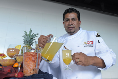 El chef Juan Carlos Fernández explicó cómo se prepara el canelazo.