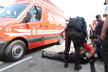 El uniformado fue asistido por vecinos, transeúntes y otros policías.