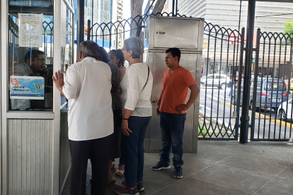 Algunos de los usuarios afectados se acercaron para reclamar el incidente.