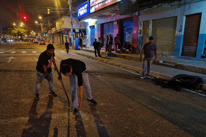 Los habitantes de Durán salieron a limpiar las calles tras los violentos saqueos del 7 de octubre.