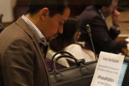 Negación. Esteban Melo instala carteles en homenaje a Jorge Glas.