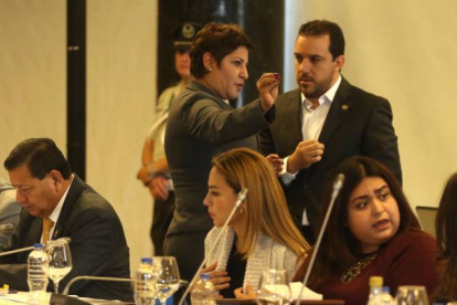 Roberto Gómez explicó en su intervención lo que todo el mundo debería saber y el fiscal Carlos Baca Mancheno, con más autoridad, ratificó en la tarde: que el juicio político es de distinta naturaleza que el penal y no debe esperar, como se hizo, que este concluya para proceder.