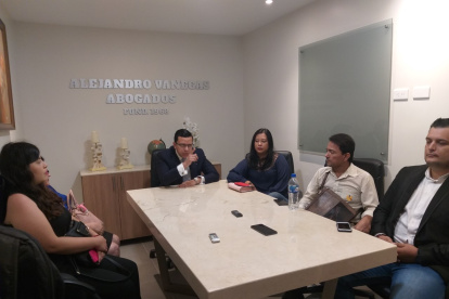 Empleados y extrabajadores de la Sinfónica se pronunciaron junto con su abogado.