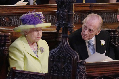 La Reina Isabel II y el Príncipe Felipe viven separados pero hablan por teléfono todos los días.