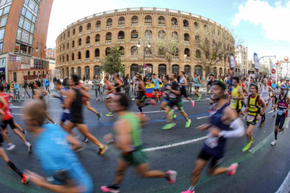 Los corredores participantes en la edición número 39 de la Maratón Valencia Trinidad Alfonso, a su paso por la Plaza de Toros.