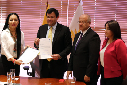 Reforma. La presidenta del CNE, Diana Atamaint (i), entregó a César Litardo el proyecto de reformas al Código de Democracia de la Función Electoral.