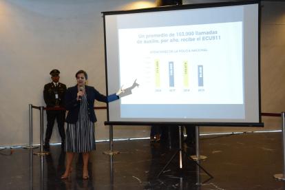 Comparecencia. De pie junto a la pantalla, micrófono en mano al estilo Steve Jobs, la ministra de Gobierno respondió a todas las acusaciones.