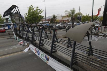 Una volqueta con el balde alzado colapsó con un puente en la autopista Narcisa de Jesús, en noviembre de 2017.