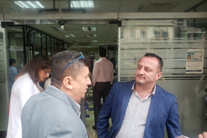 Byron Pacheco (de azul) en el exterior de la dependencia judicial en el centro de Guayaquil.