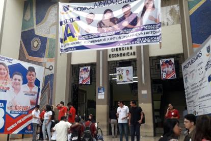En cada facultad hay pancartas y afiches con los rostros de los candidatos.