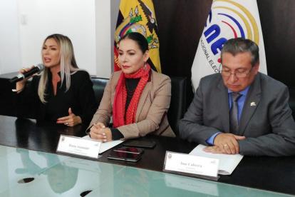 La presidenta del CNE, Diana Atamaint (c), y la viceprefecta del Guayas, Susana González(i), se refieren a la aprobación de las reformas al Código Democracia.