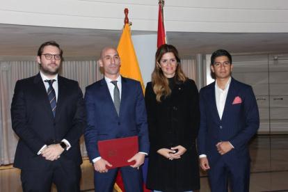 La firma del convenio se realizó en España