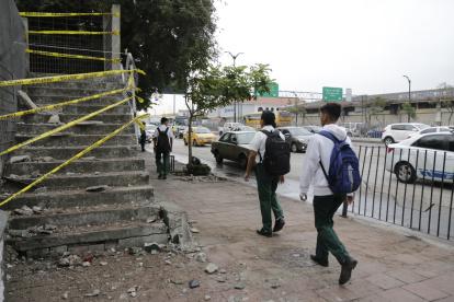 Afectados. Los estudiantes del Simón Bolívar buscan opciones para cruzar la vía.