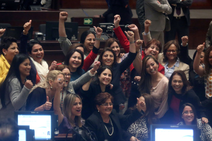 Asambleístas mujeres de todos los partidos, con excepción del correísmo, festejaron las reformas de la ley que establecen la paridad de género en la conformación de las listas electorales.