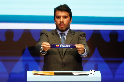 El director de competiciones de la Conmebol Hugo Figueredo sostiene la papeleta de  Ecuador en el sorteo de la Copa América.