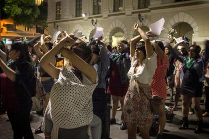 Previo al performance, las mujeres que participaron en el acto se reunieron en la Plaza de la Administración a ensayar.