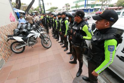 Policías en la avenida Víctor Emilio Estrada, avenida de la ciudadela Urdesa.
