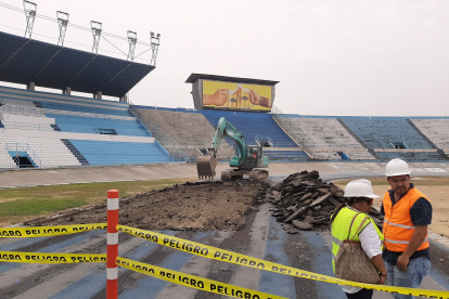 La capa de pista sintética ya está siendo removida en su totalidad