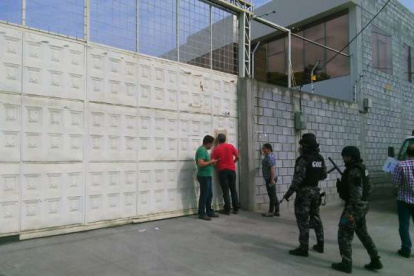 En Esmeraldas, la policía allanó unos inmuebles de la empresa Vladmau. La policía encontró que varios documentos, que estarían relacionados con Petroecuador y la Refinería de Esmeraldas, habían sido quemados supuestamente por el guardia de la compañía.