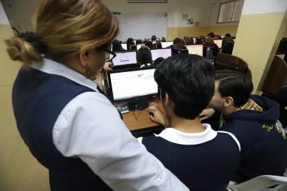 Ayuda. En los colegios, los docentes capacitan a los estudiantes y los apoyan para que puedan inscribirse a través de la plataforma Ser Bachiller.