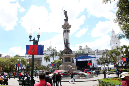 Decoración. La ciudad, por iniciativa pública y privada, está decorada con los colores de la bandera. También hay ofrendas florales en puntos estratégicos.