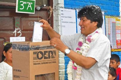 BOLIVIA. Evo Morales deposita su voto el pasado 20 de octubre.