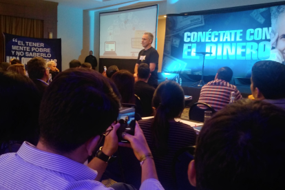 Jürgen Klarić da su conferencia en el hotel Sheraton de Guayaquil, el gurú del marketing llenó la sala.