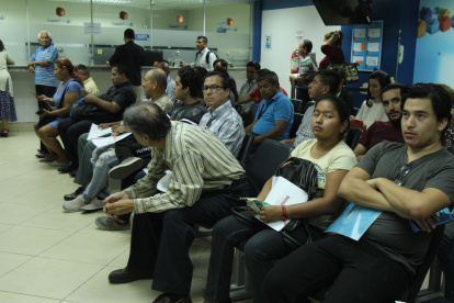 Hay usuarios que llevan hasta un mes, a la espera de sus trámites.