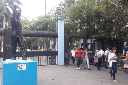 El monumento a Salvador Allende está ubicado en una de las puertas de ingreso a la ciudadela universitaria.