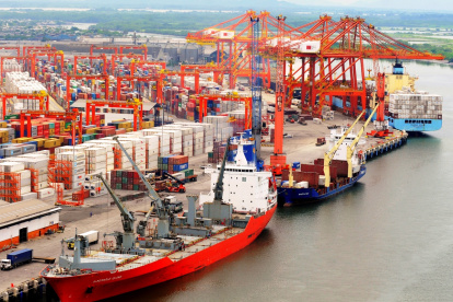 La carga de exportación e importación que se mueve por el Puerto de Guayaquil.