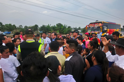 Los vecinos del sector dicen que no habilitarán el paso de los vehículos hasta tener una respuesta de las autoridades.