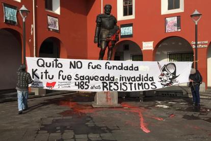 El monumento lucía manchas rojas y estaba acompañado con un cartel.