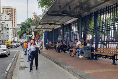 Varios usuarios se quedaron esperando por varios minutos la llegada de los buses