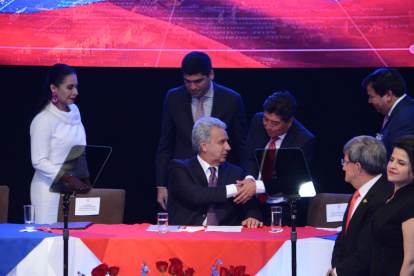 Saludos. El alcalde Yunda saluda al presidente Moreno durante la tradicional sesión solemne.