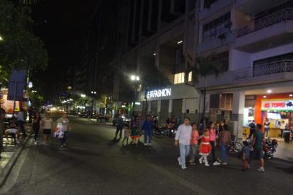 Las personas caminaron en la arteria desde las 21:00.