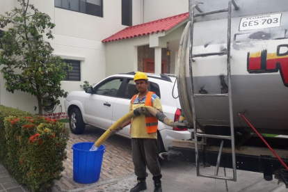 Tanqueros de Interagua y privados proveen el líquido vital.