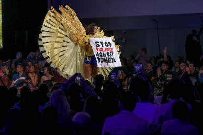 Julia Horta, representante de Brasil en su paso por la pasarela del Traje Típico.