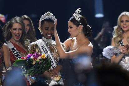 Catriona Gray, Miss Universo de 2018, coloca la corona a su sucesora