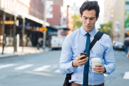 Caminar distraído en la calle escribiendo en el celular puede llevarlo a lesiones.